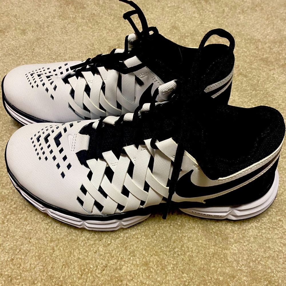 Women’s Nike Luniair sneakers worn once inside